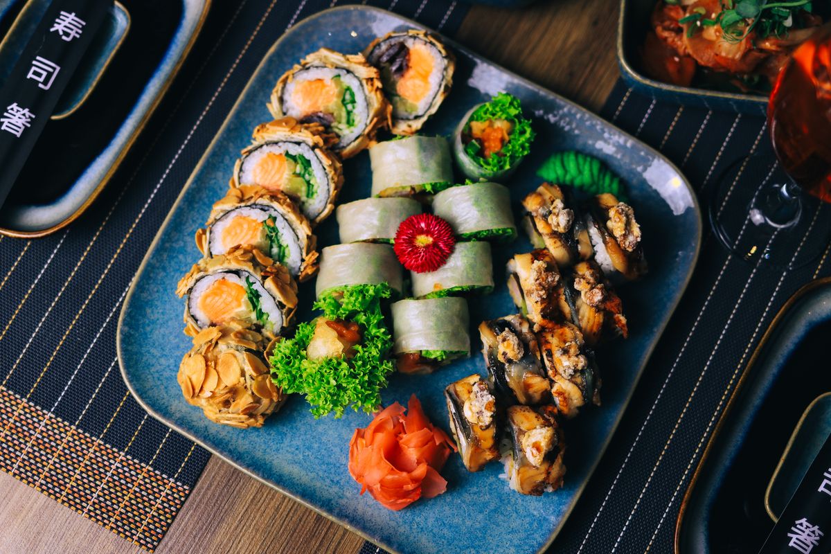 Pladenj sa sushi rolnicama i nigirijem